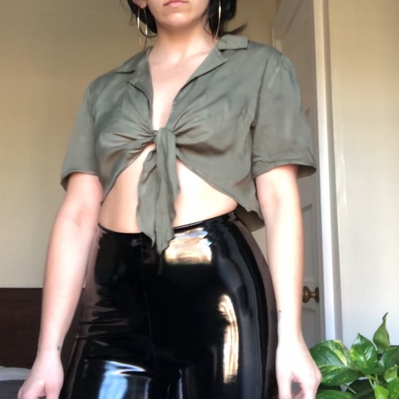 🐍 Olive green front knot crop top - Picture 2 of 5